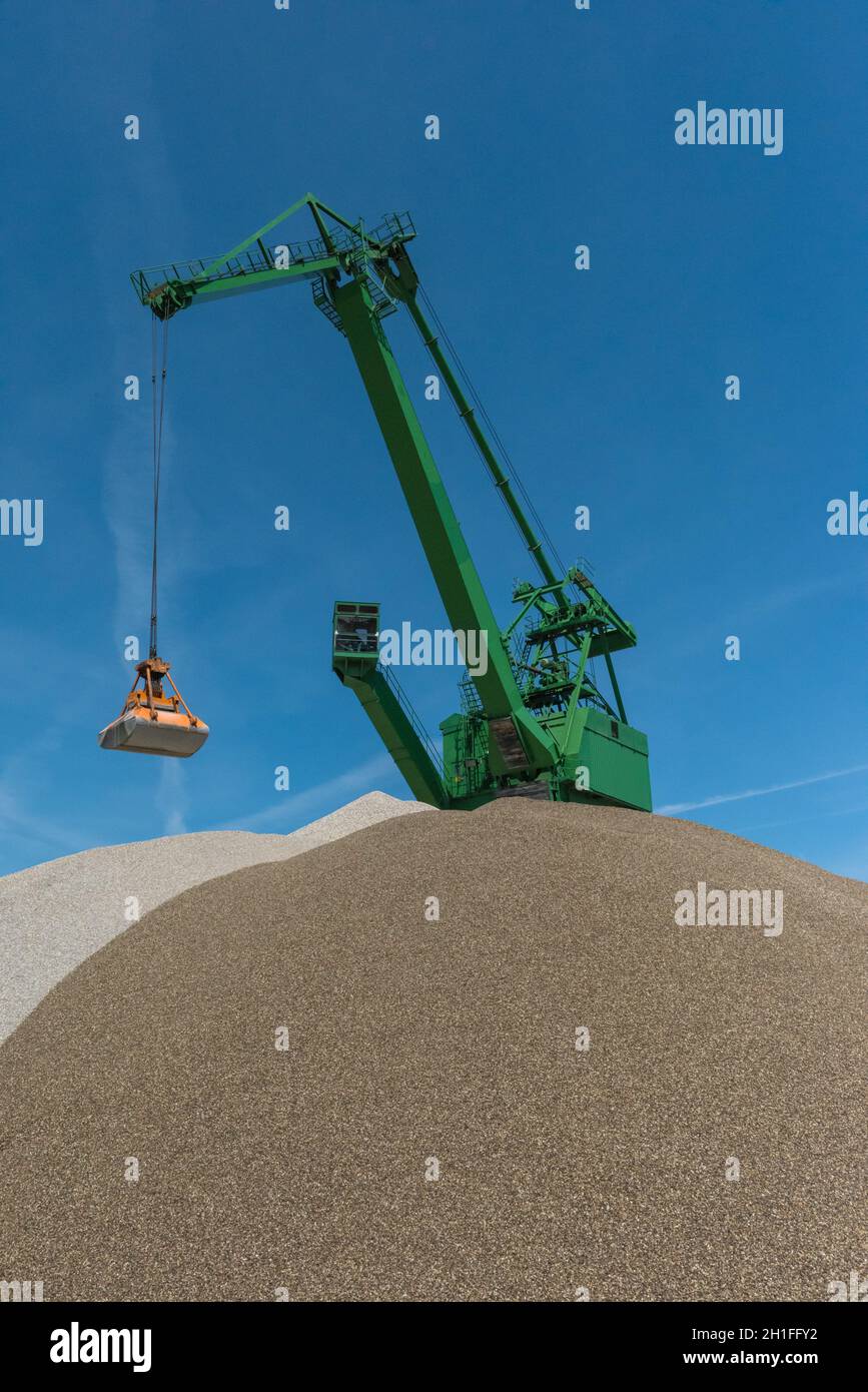 La grue verte remplit le sable d'une colline à l'autre Banque D'Images