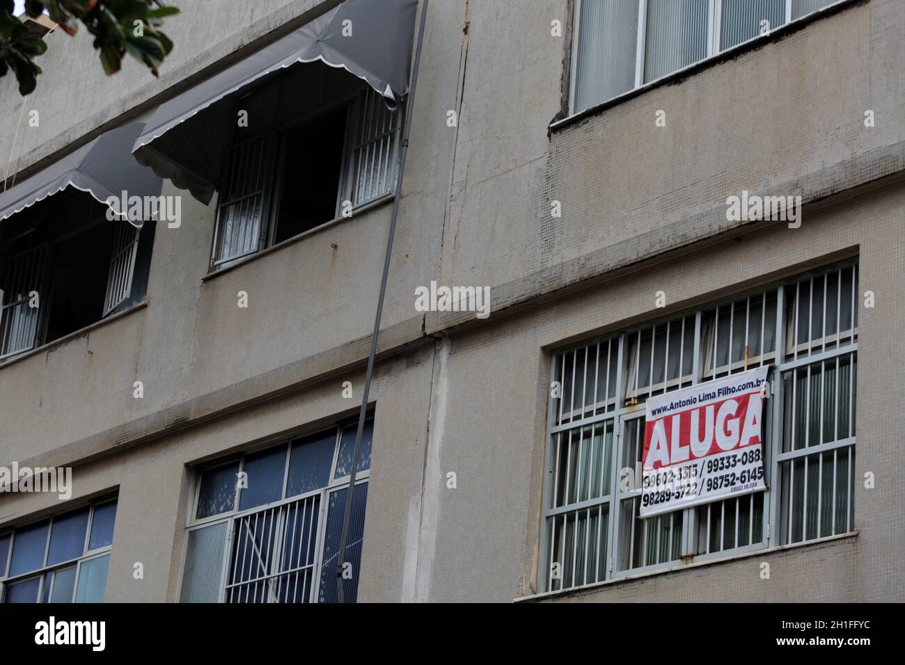 salvador, bahia / brésil - 28 novembre 2019: affiche de l'immobilier informe de la disponibilité à louer dans la ville de salvador. *** Légende locale *** Banque D'Images