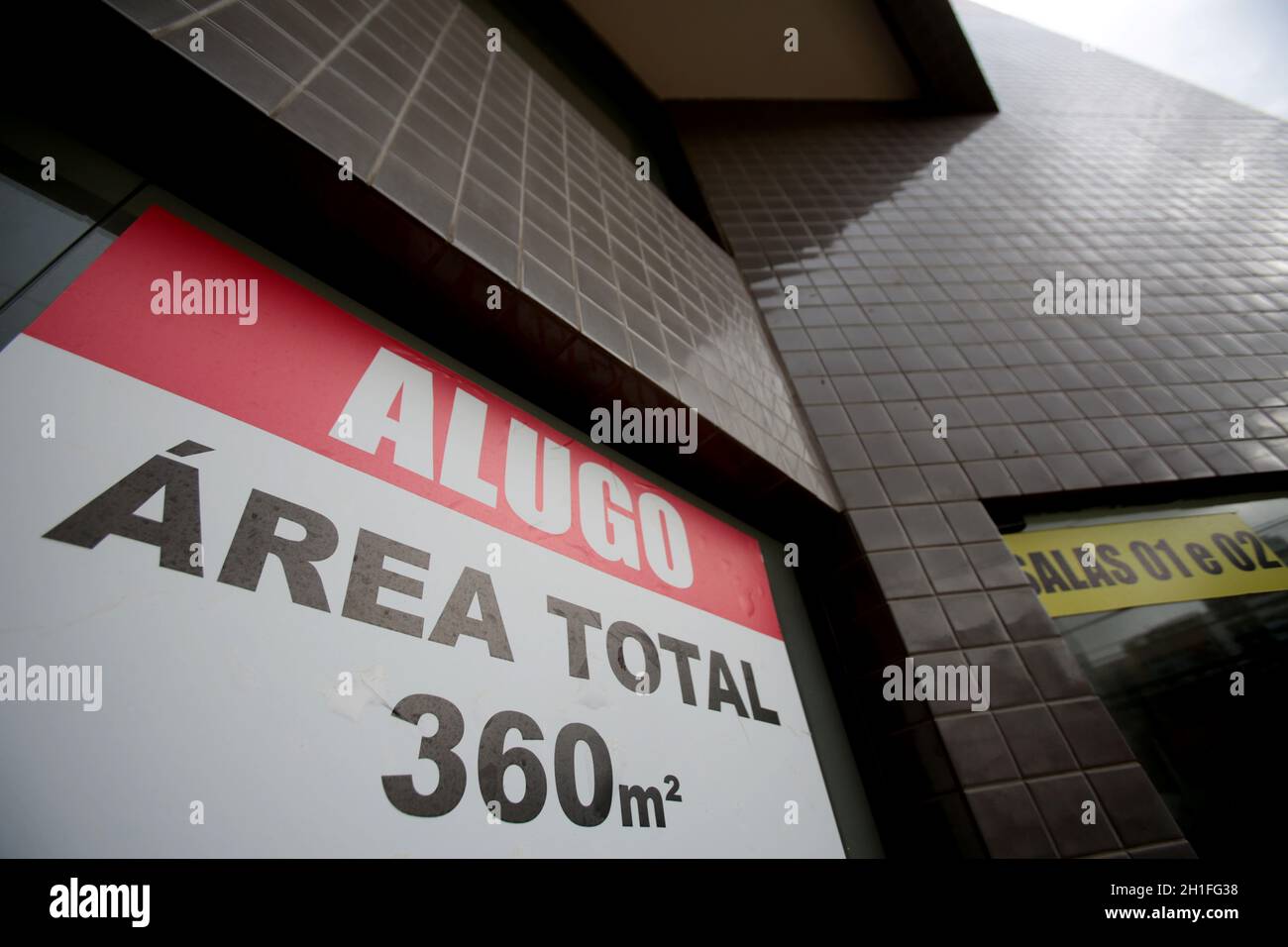 salvador, bahia / brésil - 28 novembre 2019: affiche de l'immobilier informe de la disponibilité à louer dans la ville de salvador. *** Légende locale *** Banque D'Images