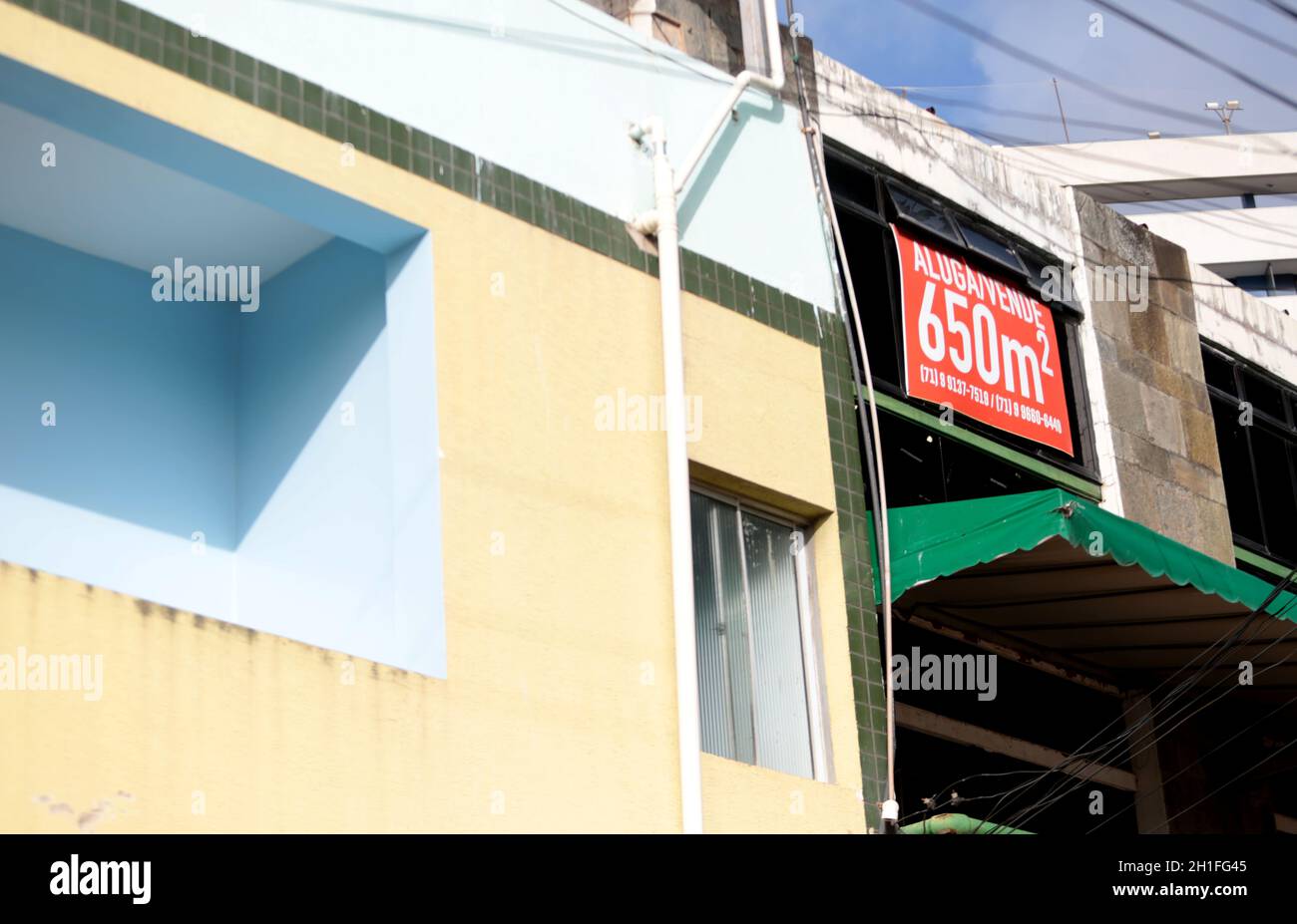 salvador, bahia / brésil - 28 novembre 2019: affiche de l'immobilier informe de la disponibilité à louer dans la ville de salvador. *** Légende locale *** Banque D'Images