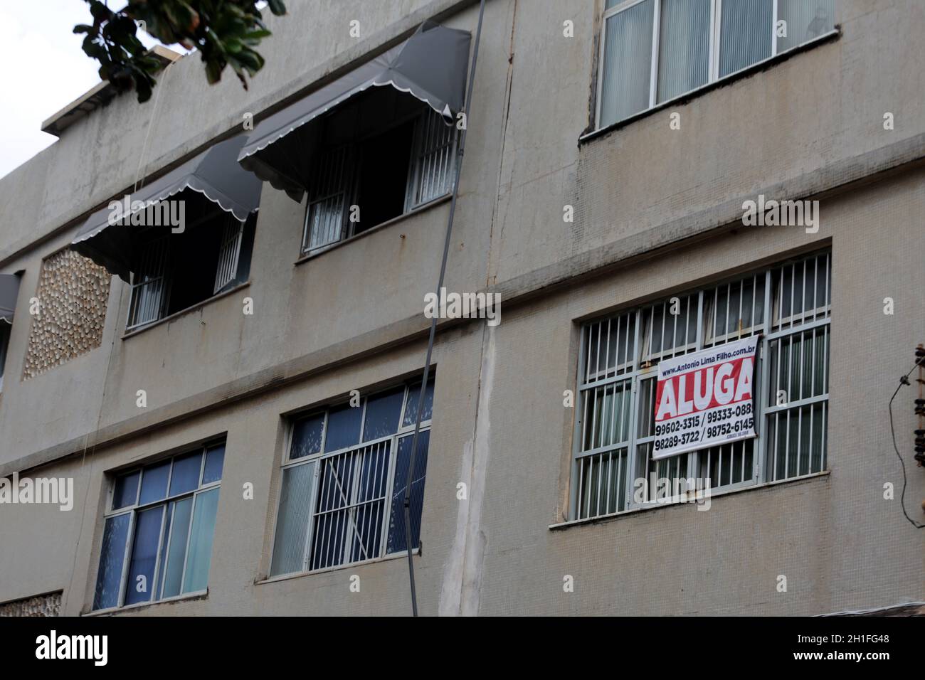 salvador, bahia / brésil - 28 novembre 2019: affiche de l'immobilier informe de la disponibilité à louer dans la ville de salvador. *** Légende locale *** Banque D'Images