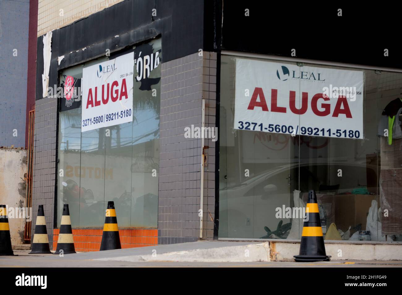 salvador, bahia / brésil - 28 novembre 2019: affiche de l'immobilier informe de la disponibilité à louer dans la ville de salvador. *** Légende locale *** Banque D'Images