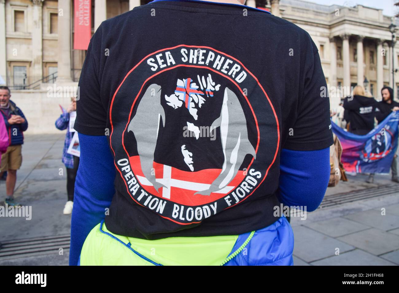 Londres, Royaume-Uni.16 octobre 2021.Manifestants à Trafalgar Square.Sea Shepherd et d'autres activistes ont défilé à travers Westminster, appelant à la fin de l'abattage des dauphins et des baleines dans les îles Féroé et Taiji, au Japon. Banque D'Images