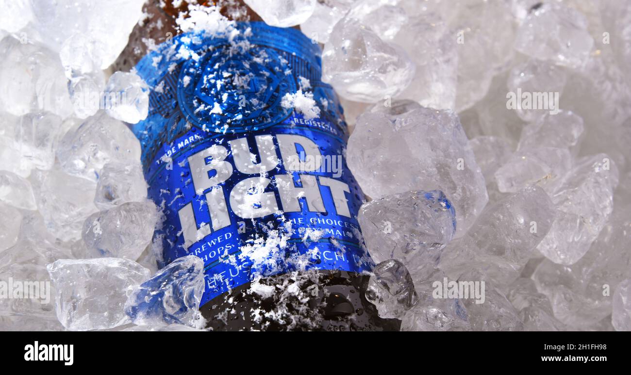 POZNAN, POL - 22 MAI 2020 : bouteille de bière Bud Light, une bière légère américaine, produite par Anheuser-Busch, introduite en 1982. Banque D'Images