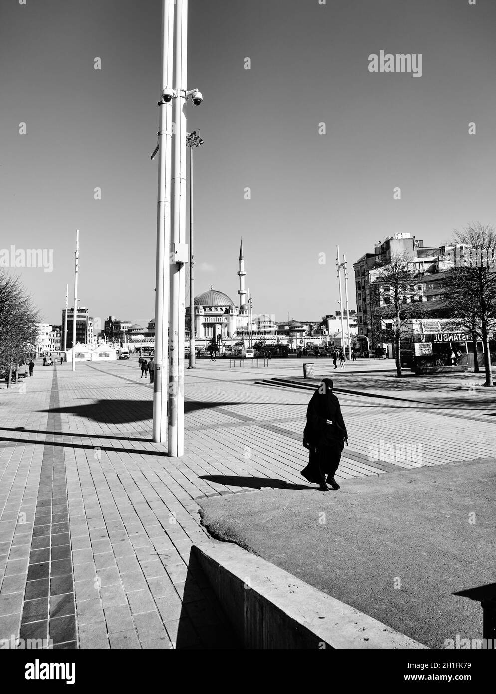 Photo en noir et blanc de la place taksim d'istanbul.Noir vêtements femmes avec le niqab islamique.Turquie.Istanbul Banque D'Images