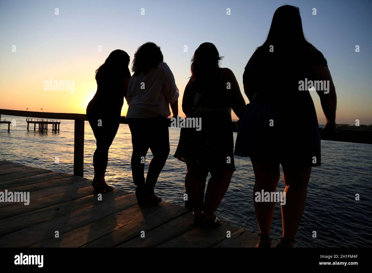 salvador, bahia / brésil - 2 octobre 2015: Des silhouettes de femmes chubby sont vues pendant le coucher du soleil dans la ville de Salvador. *** Légende locale *** . Banque D'Images