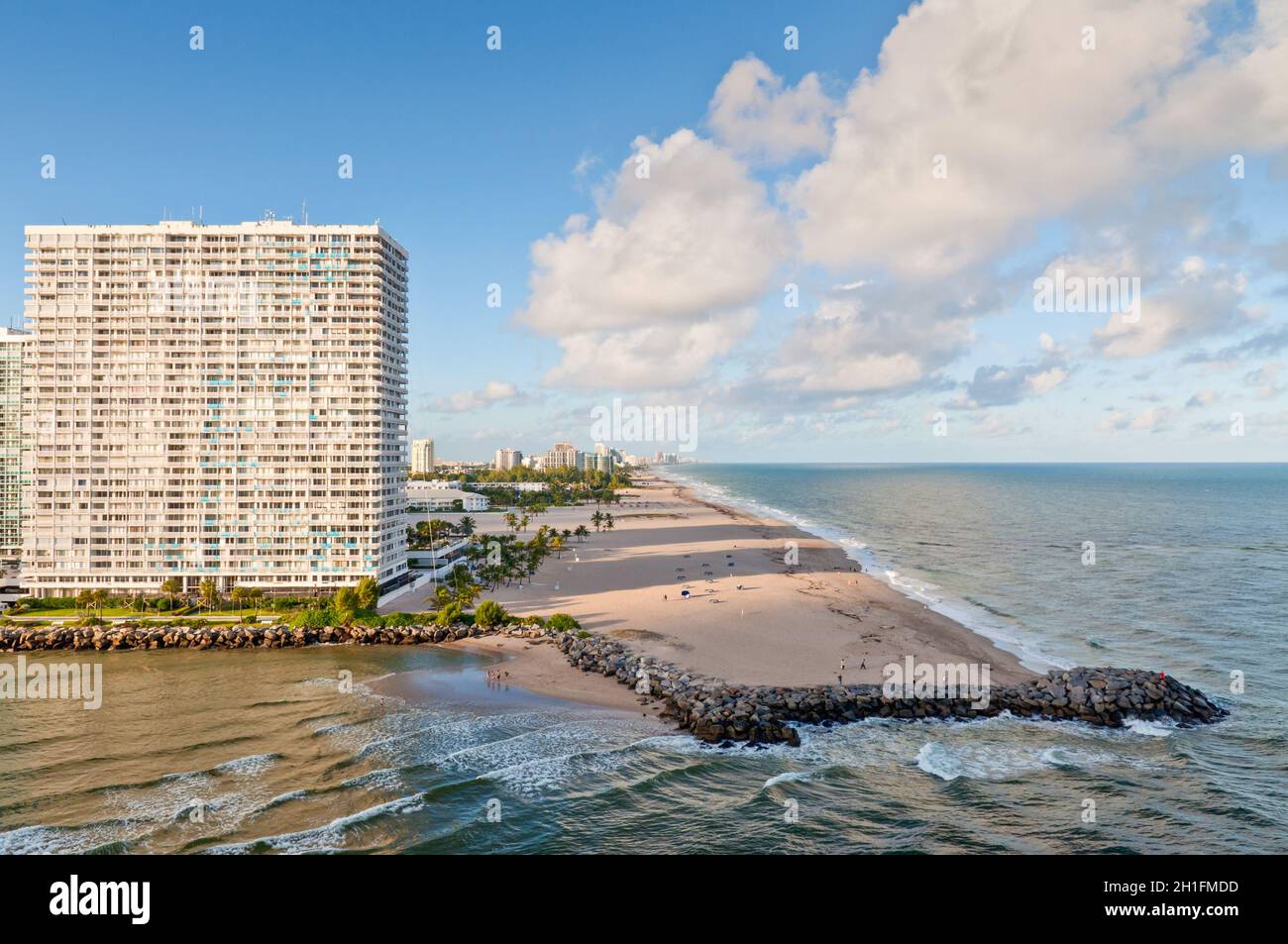 Fort Lauderdale, USA - 28 novembre 2011 : chenal menant à l'océan Atlantique, à Fort Lauderdale Beach. Ombre et lumière. Banque D'Images