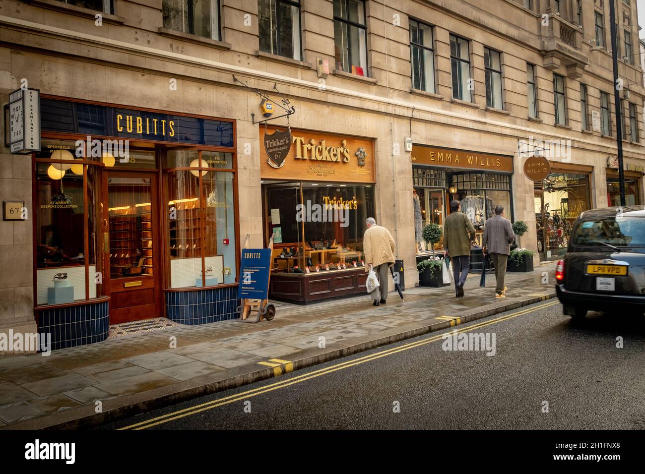 Londres- magasins Trickers et Cubitts sur Jermyn Street à St James. Une rue commerçante célèbre pour ses marques de luxe haut de gamme Banque D'Images
