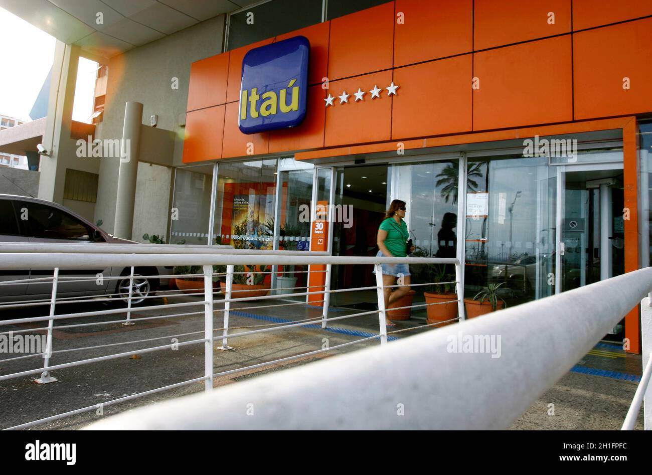 Vue de la banque Itau à Salvador - 15 octobre 2014: Vue de la façade de l'agence Itau dans le quartier de Pituba à Salvador. *** Légende locale *** Banque D'Images