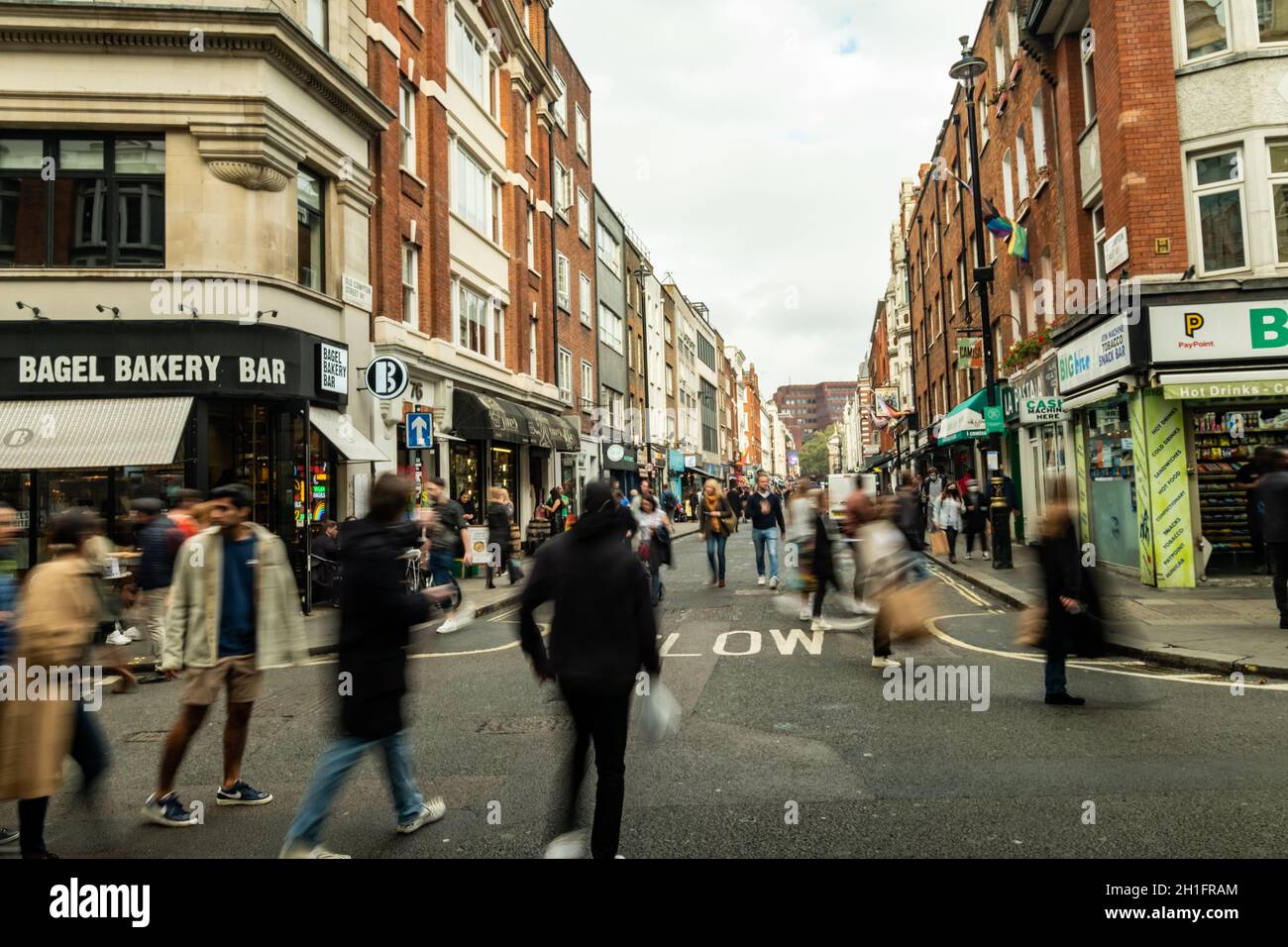 Londres octobre 2021 : scène animée de Soho Street dans le West End de Londres Banque D'Images