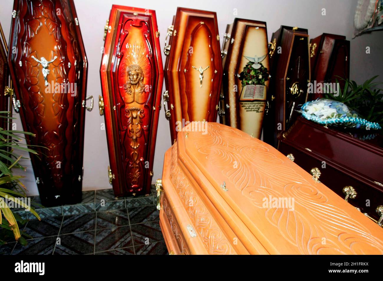 Eunapolis, bahia / brésil - 18 mars 2009: L'urne funéraire est vue au magasin de Coffin de Dead Man's à Eunapolis City. *** Légende locale *** Banque D'Images