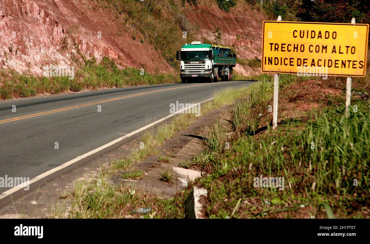 Eunapolis, bahia / brésil - 8 avril 2009: Le panneau de signalisation avertit les automobilistes sur le taux élevé d'accidents de formation pour ceux qui voyagent sur l'autoroute BR 101 à Banque D'Images