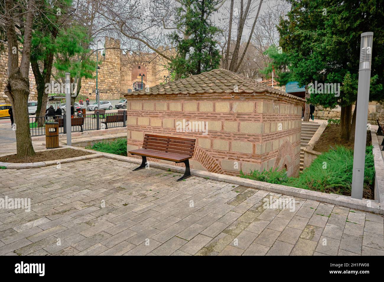 Tombe de Somuncu baba près de l'ancienne porte d'entrée de Bursa (saltanat kapisi) avec banc public unique Banque D'Images