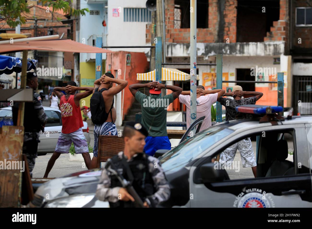 salvador, bahia / brésil - 7 octobre 2016: Les agents du bataillon de choc de la police militaire de Bahia s'approchent des hommes pendant l'opération dans le Vale das Pedrinhas neigh Banque D'Images