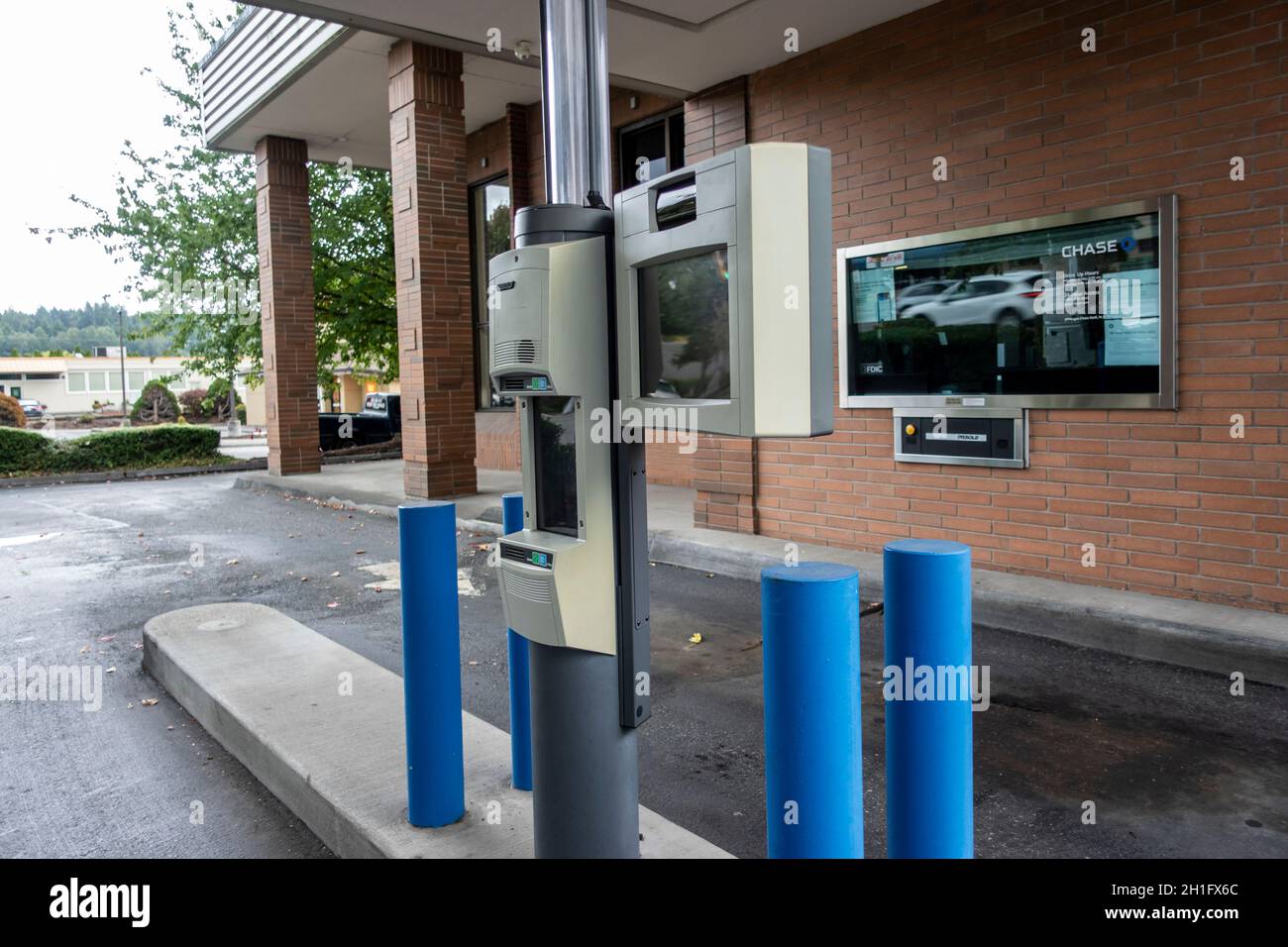 Woodinville, WA USA - vers septembre 2021 : vue sur la rue d'un poste de dépôt bancaire au drive-in d'une banque Chase Bank. Banque D'Images