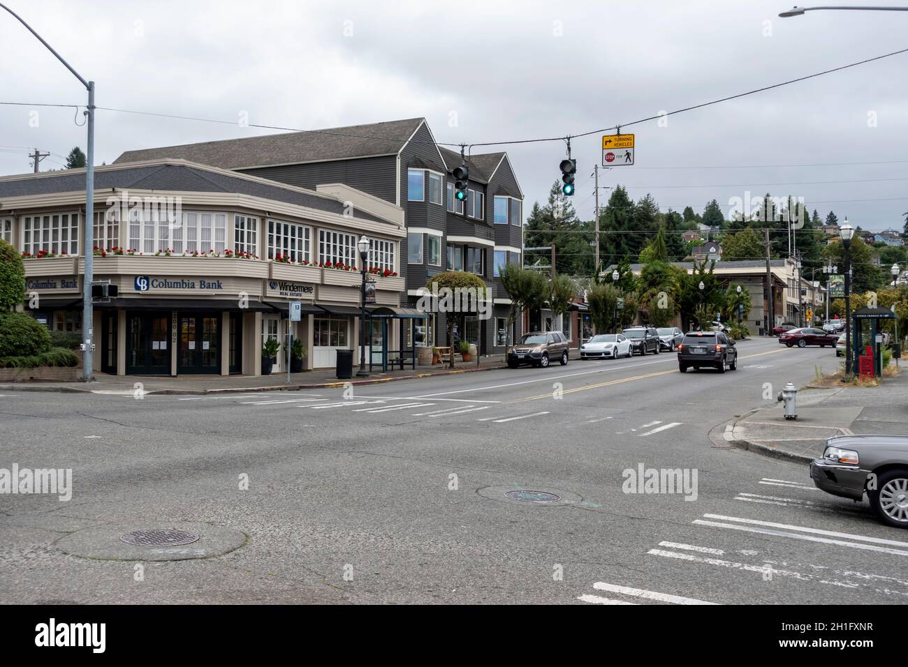 Tacoma, WA USA - vers août 2021: Vue sur la rue de la circulation dans la vieille ville de Tacoma par une journée de débordement. Banque D'Images
