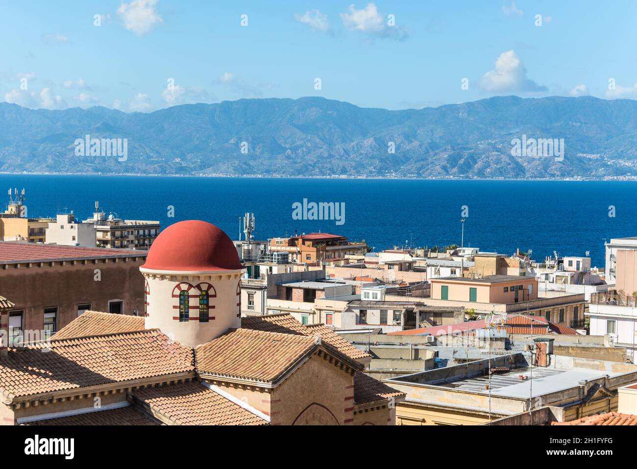 Reggio Calabria, Italie - 30 octobre 2017 : Vue aérienne de l'église Chiesa degli Ottimati et détroit de Messine entre Reggio di Calabria et Sicil Banque D'Images