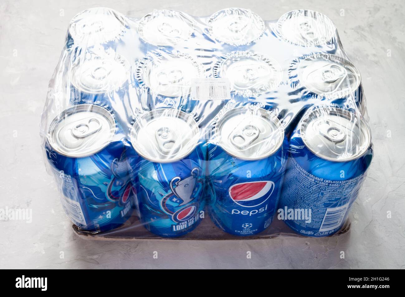 MOSCOU, RUSSIE - 17 JUIN 2020 : vue ci-dessus d'un paquet de douzaines de canettes de Pepsi avec logo des champions de l'UEFA sur un sol en béton. Pepsi est une drinone gazeuse Banque D'Images