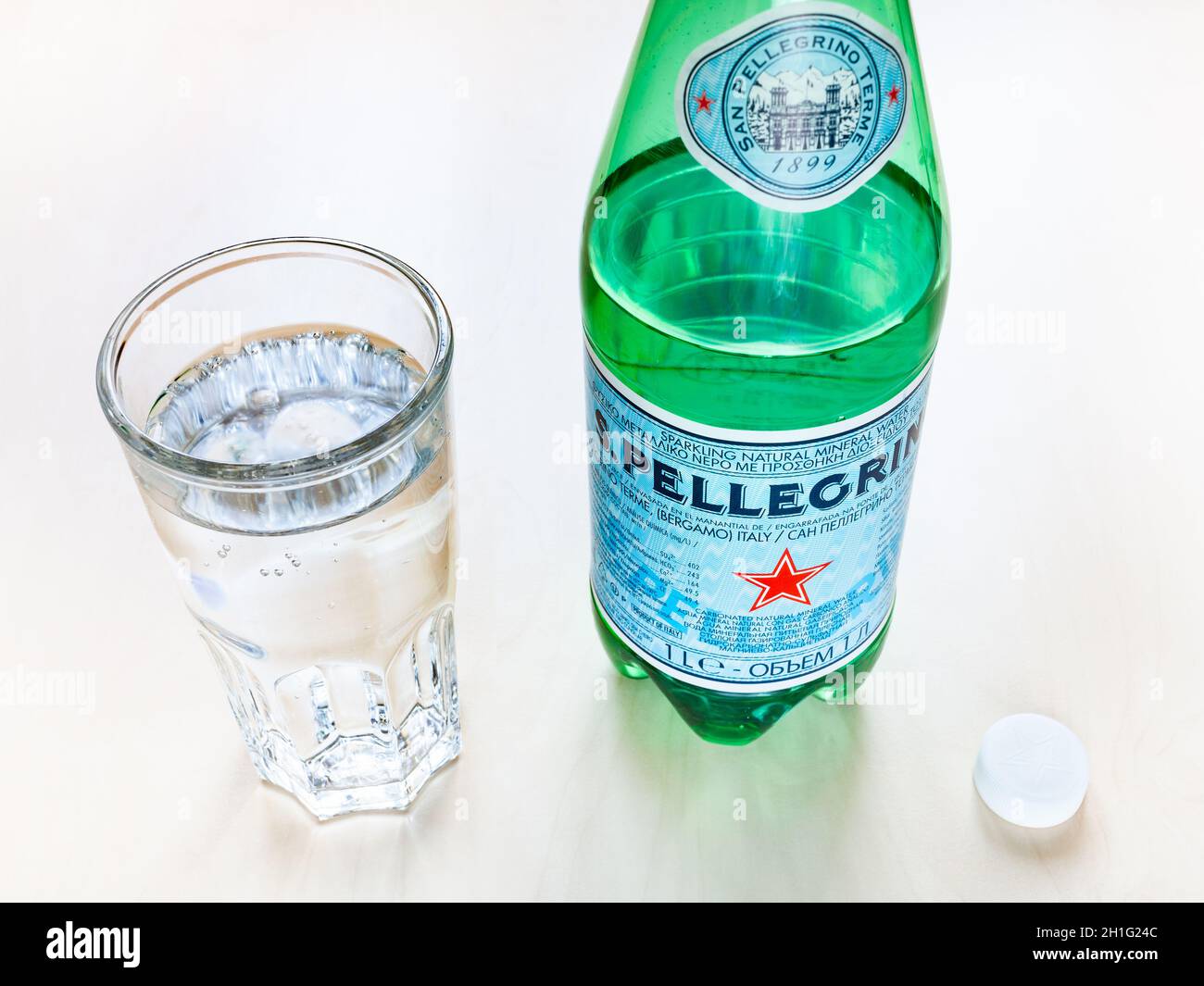 MOSCOU, RUSSIE - 16 JUIN 2020 : bouteille en plastique de S Pellegrino et verre avec eau sur table. S.Pellegrino est une eau minérale naturelle italienne de sa Banque D'Images