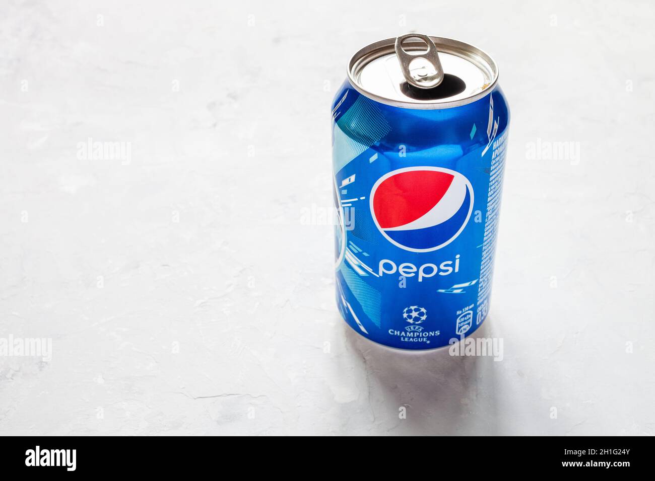 MOSCOU, RUSSIE - 17 JUIN 2020 : boîte ouverte de Pepsi avec logo de la Ligue des champions de l'UEFA sur un sol en béton. Pepsi est une boisson gazeuse fabriquée par Banque D'Images
