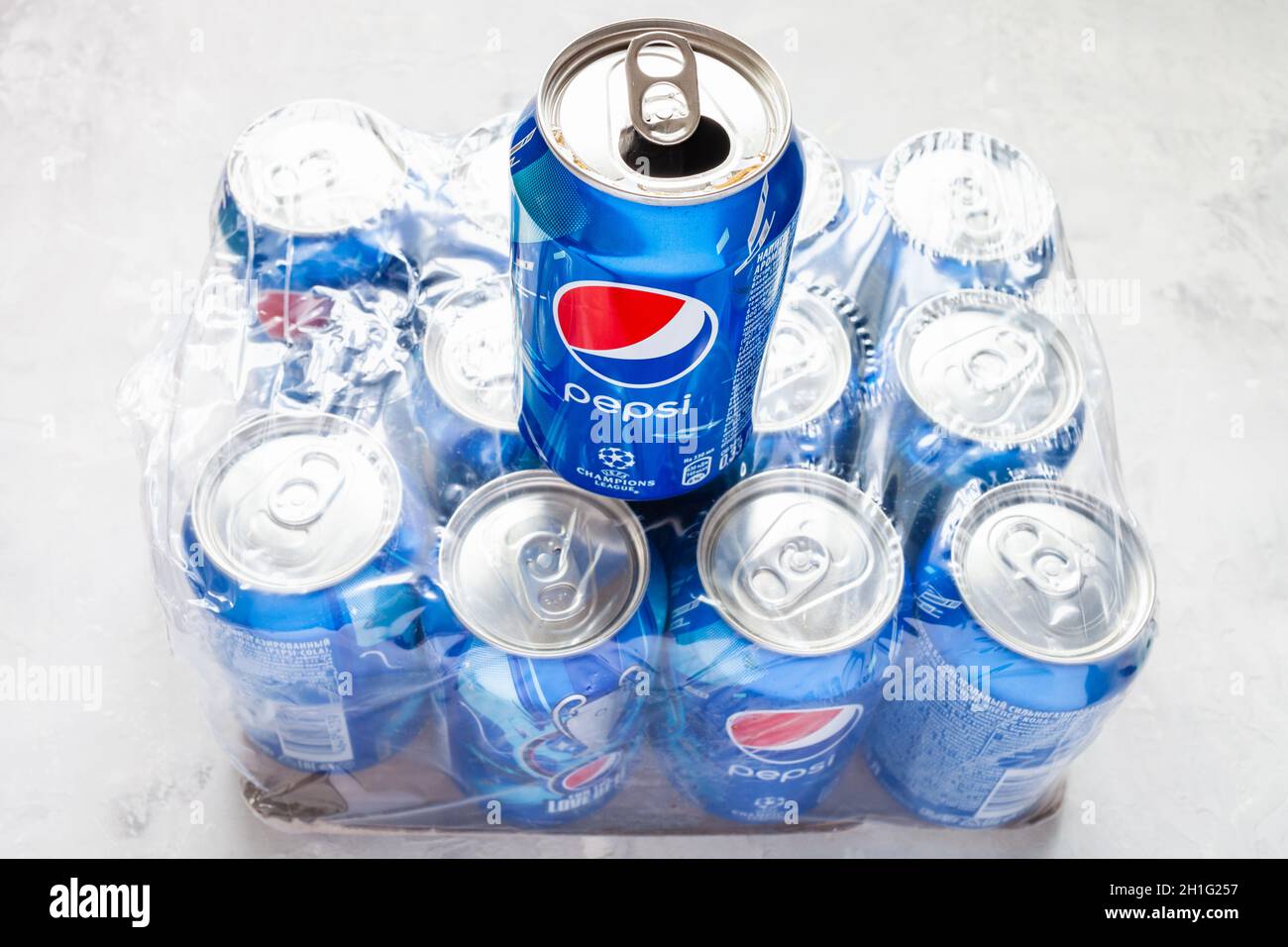 MOSCOU, RUSSIE - 17 JUIN 2020 : boîte ouverte de Pepsi avec logo de la Ligue des champions de l'UEFA reste sur un paquet de douzaines de boîtes sur un sol en béton. Pepsi est du carbonate Banque D'Images