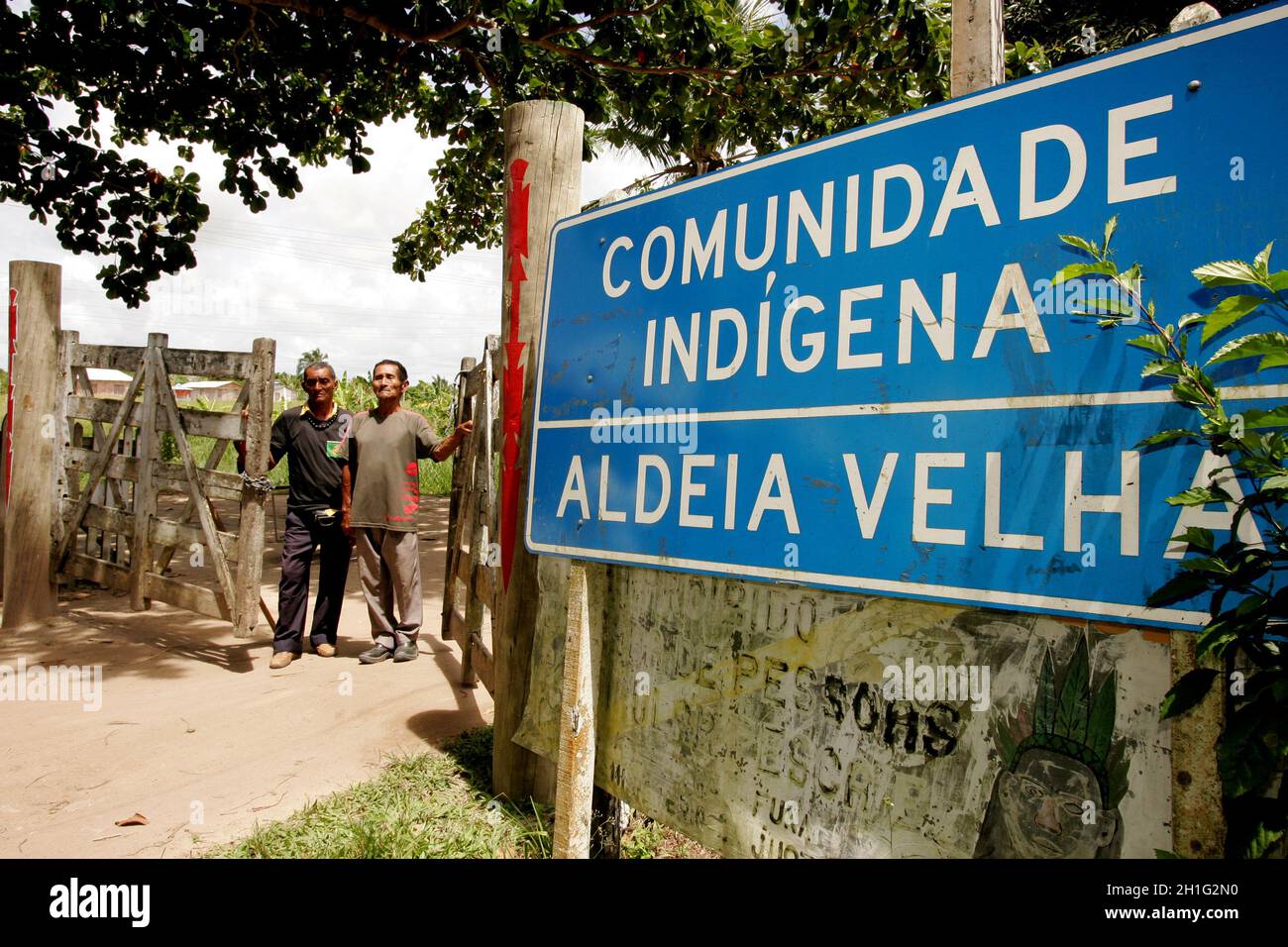 porto seguro, bahia / brésil - 1er janvier 2011 : porte d'entrée d'Aldeia Velha, territoire indigne du groupe ethnique Pataxo dans la ville de Porto Segu Banque D'Images