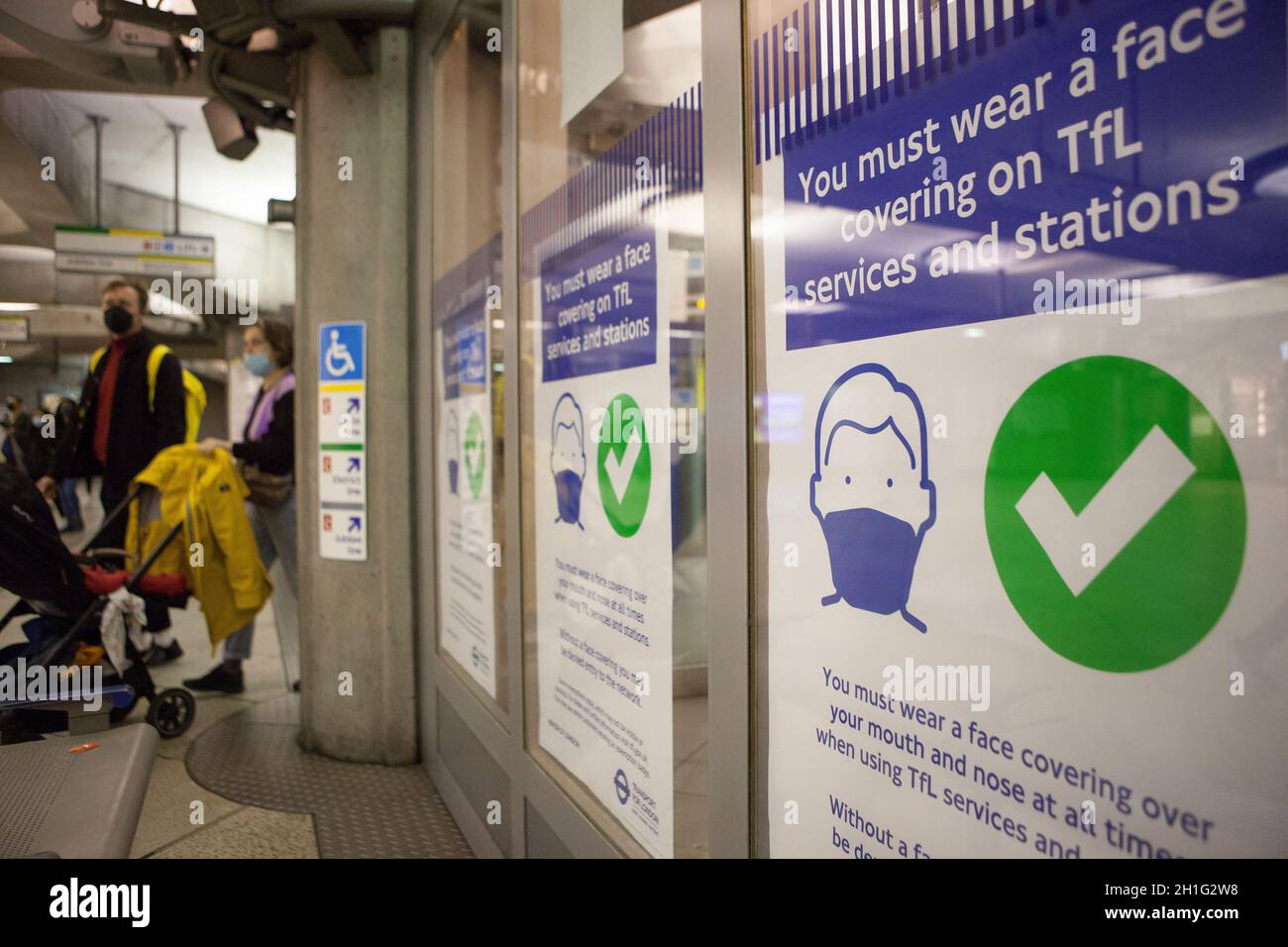 Londres, Royaume-Uni, 18 octobre 2021 : personnes voyageant dans le métro de Londres avec masques faciaux.Les revêtements faciaux sont obligatoires dans les transports en commun de Londres mais ne sont pas portés par tous dans les tubes et non pas dans les bus.Bien que certaines personnes aient une exemption médicale, la proportion de personnes qui vont sans elles est beaucoup plus élevée que les motifs médicaux peuvent expliquer.Anna Watson/Alay Live News Banque D'Images