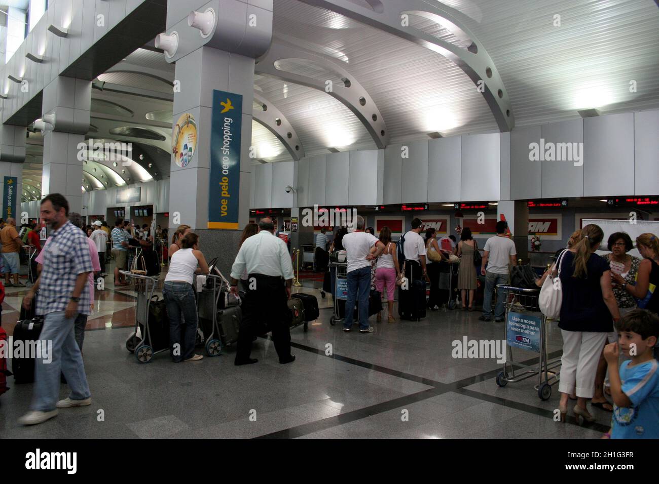 salvador, bahia / brésil - 25 décembre 2007: Les gens sont vus en ligne à l'enregistrement de la compagnie Tam à l'aéroport dans la ville de Salvador. *** local ca Banque D'Images