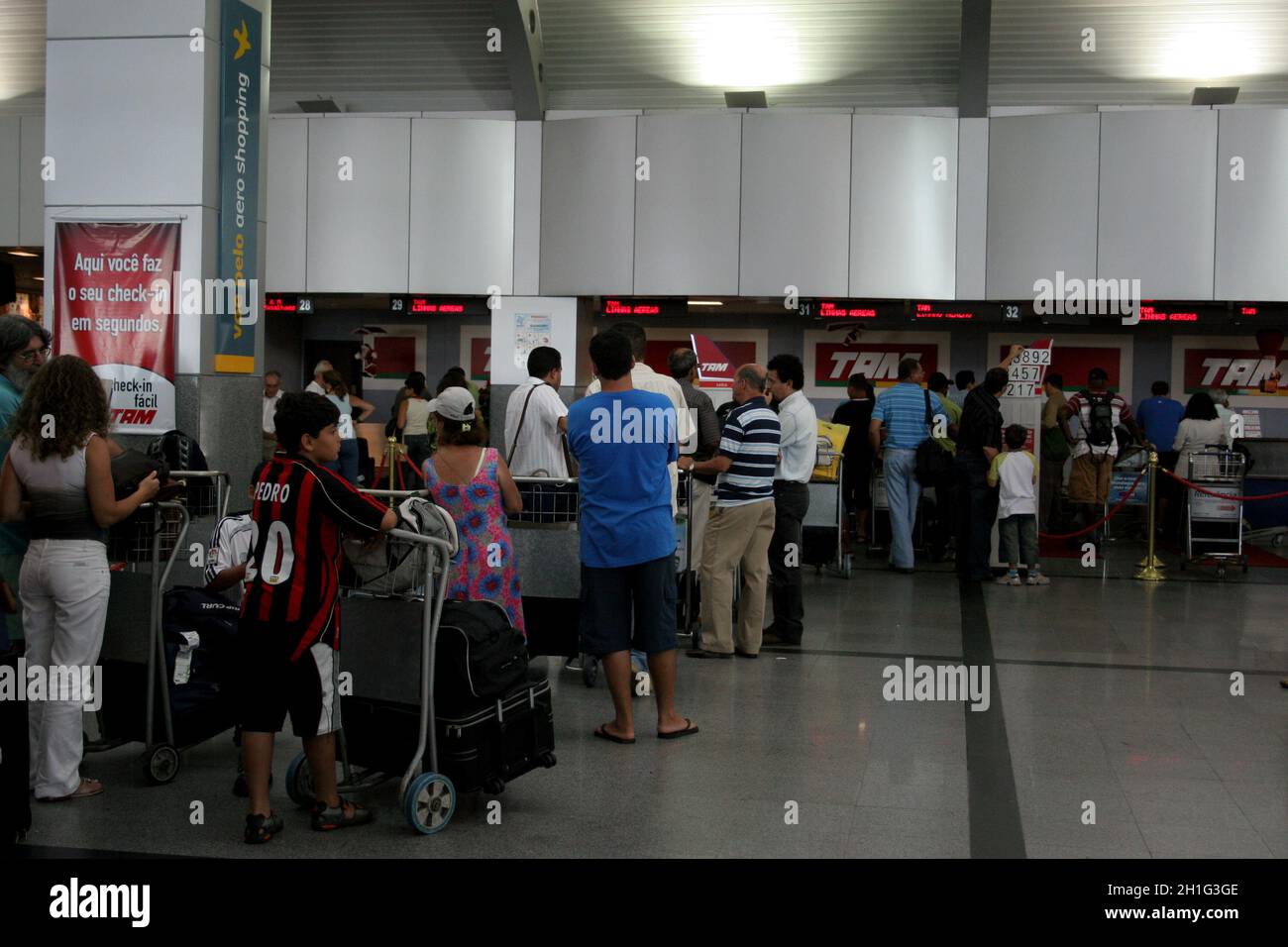 salvador, bahia / brésil - 25 décembre 2007: Les gens sont vus en ligne à l'enregistrement de la compagnie Tam à l'aéroport dans la ville de Salvador. *** local ca Banque D'Images
