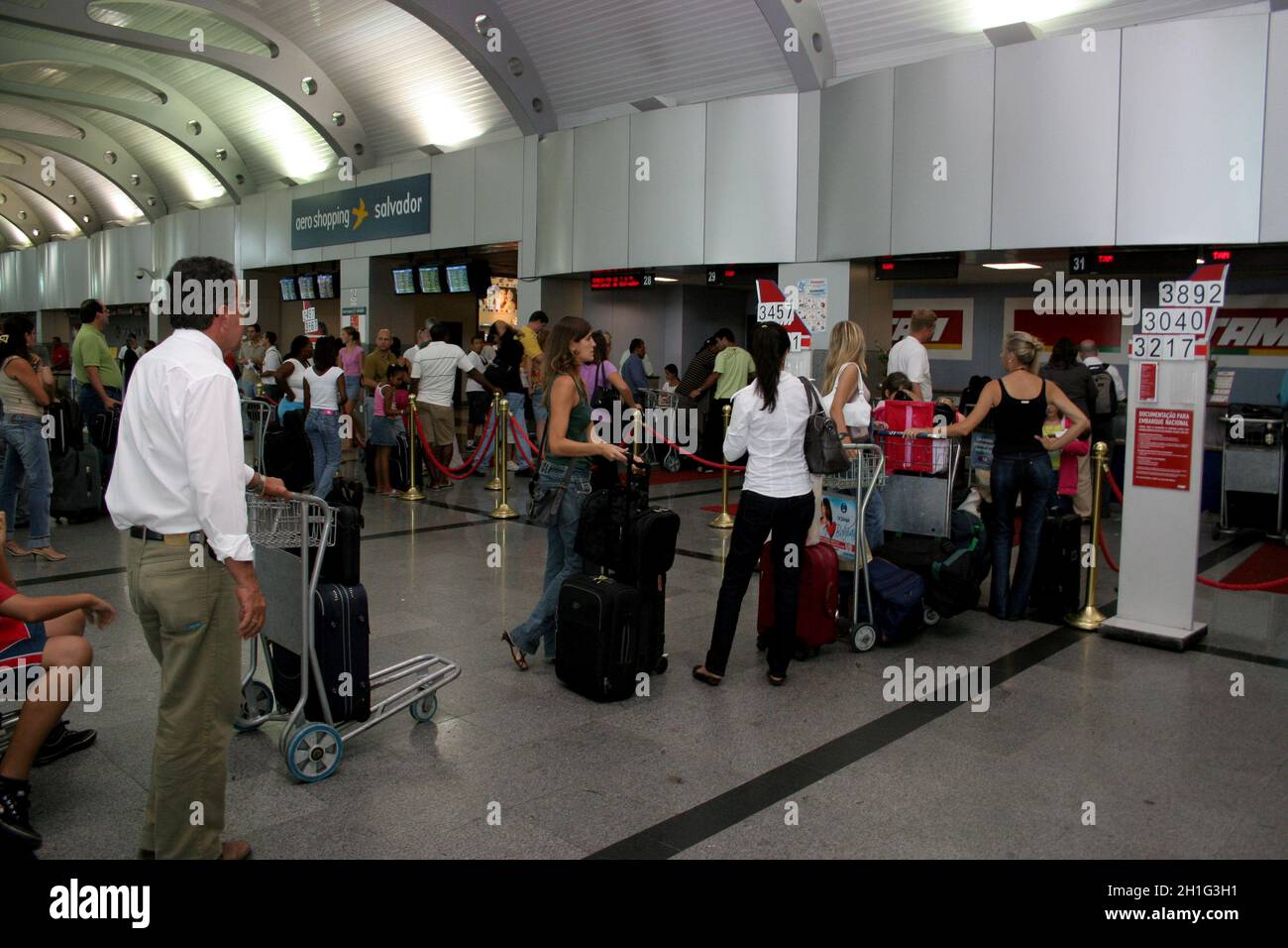 salvador, bahia / brésil - 25 décembre 2007: Les gens sont vus en ligne à l'enregistrement de la compagnie Tam à l'aéroport dans la ville de Salvador. *** local ca Banque D'Images