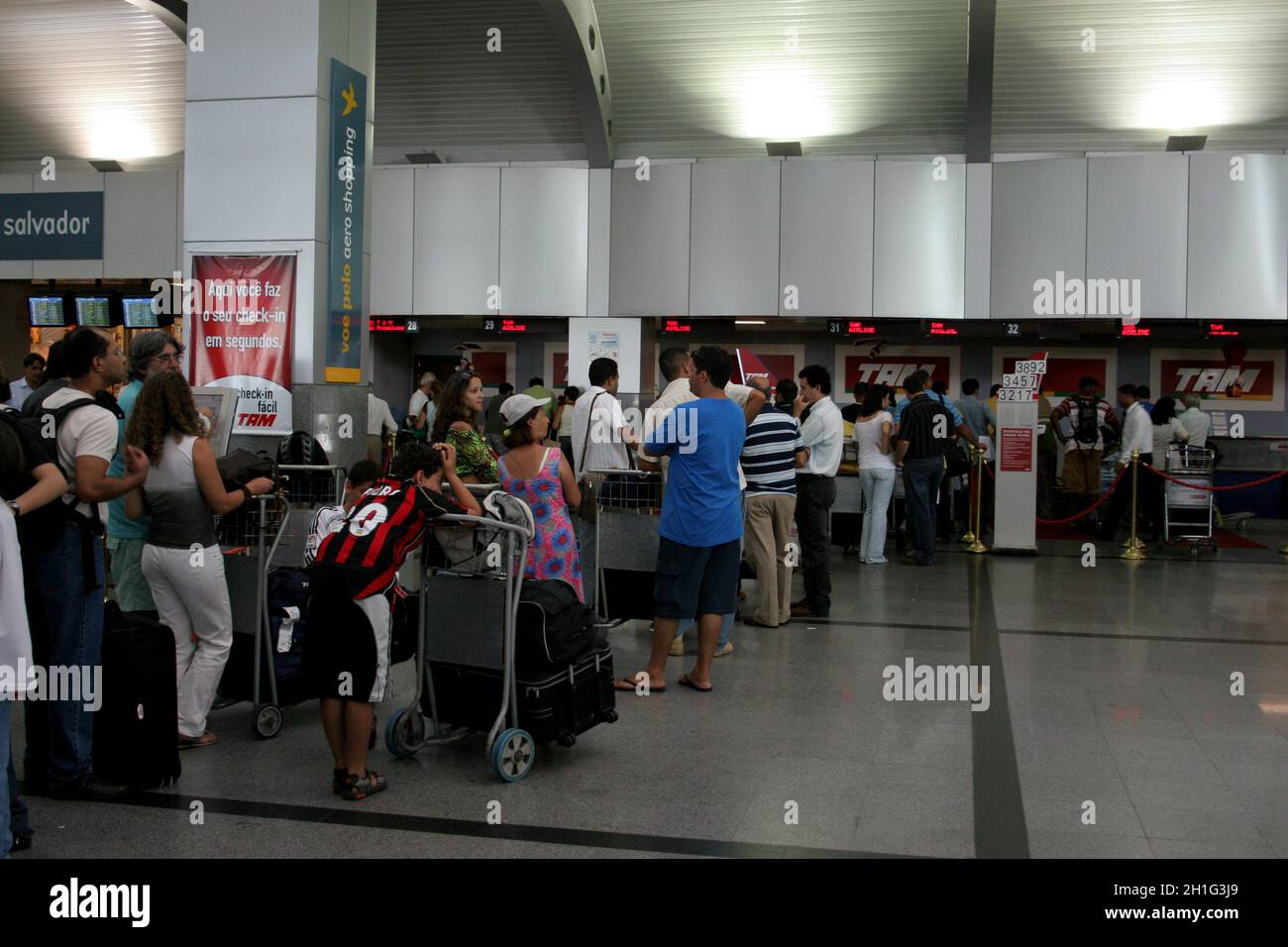 salvador, bahia / brésil - 25 décembre 2007: Les gens sont vus en ligne à l'enregistrement de la compagnie Tam à l'aéroport dans la ville de Salvador. *** local ca Banque D'Images
