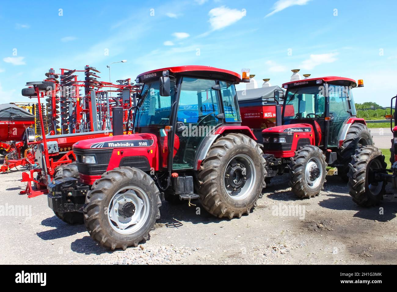 Kiev, Ukraine - 16 juin 2020 : machines agricoles lourdes Mahindra garées dans la rue à Kiev, Ukraine le 16 juin 2020 Banque D'Images