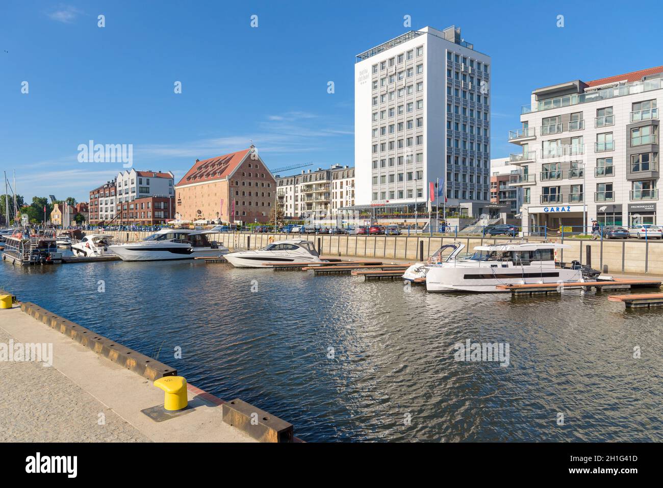 Gdansk, Pologne - 14 juin 2020 : vue sur la marina de Gdansk sur la nouvelle rivière Motlawa à l'île Granary par beau temps Banque D'Images
