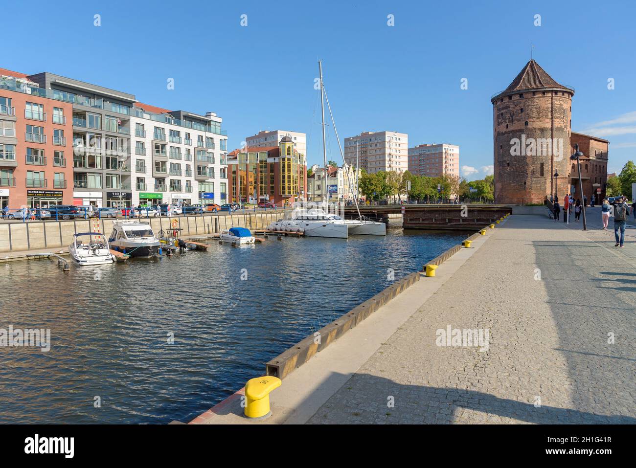 Gdansk, Pologne - 14 juin 2020 : vue sur la marina de Gdansk sur la nouvelle rivière Motlawa à l'île Granary par beau temps Banque D'Images