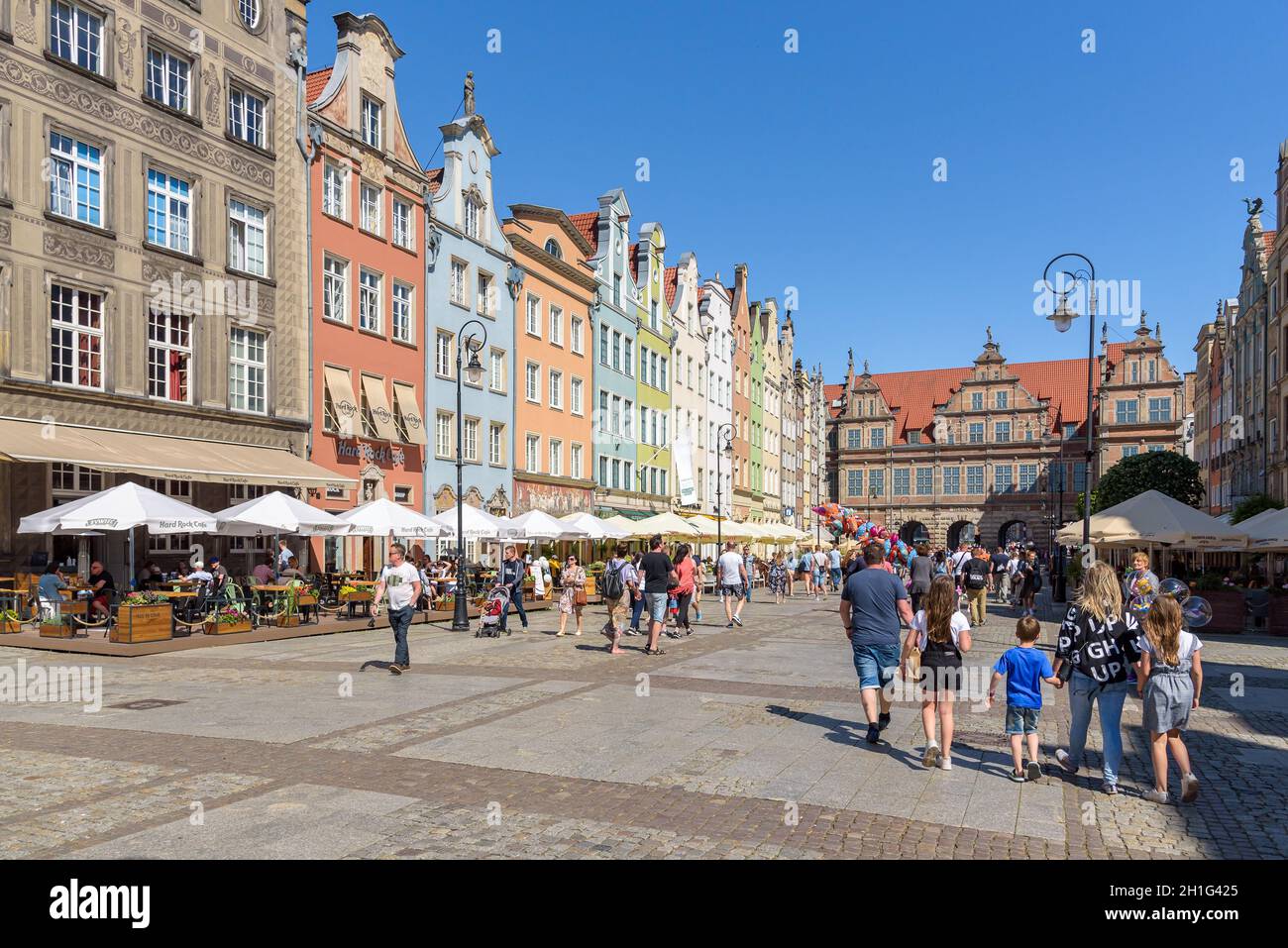 Gdansk, Pologne - 14 juin 2020 : place du marché long, très fréquentée, l'un des lieux les plus distinctifs de la ville Banque D'Images
