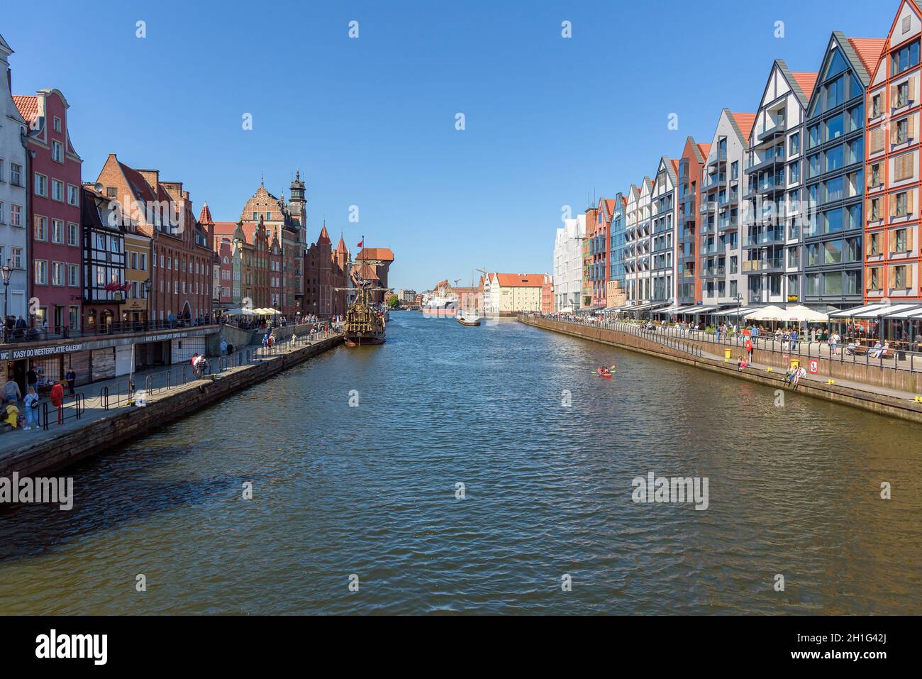Gdansk, Pologne - 14 juin 2020 : vue célèbre sur la rivière Motlawa à l'île Granary dans le centre-ville Banque D'Images