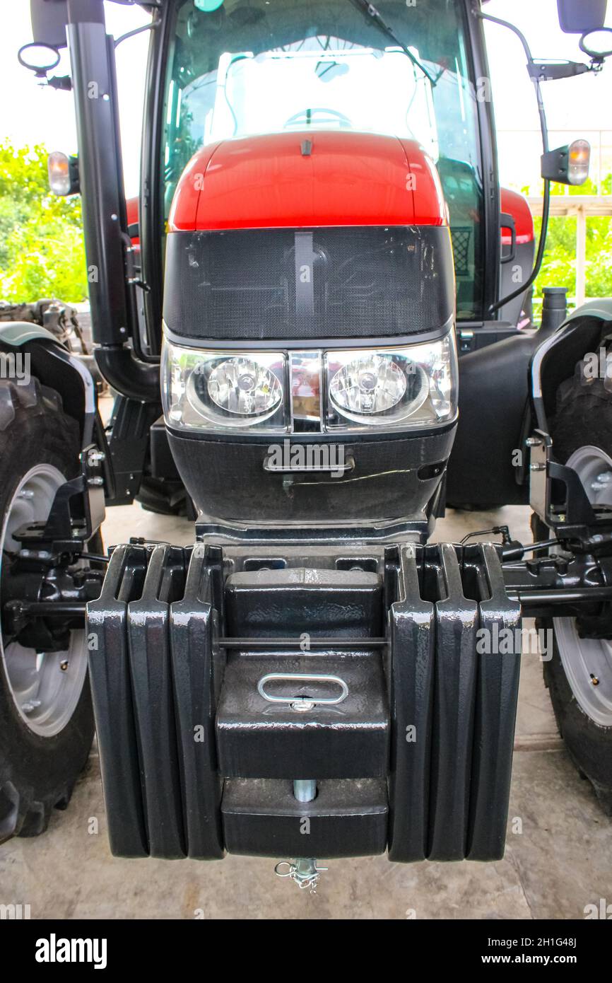 Les tracteurs rouges colorés sur la route Banque D'Images