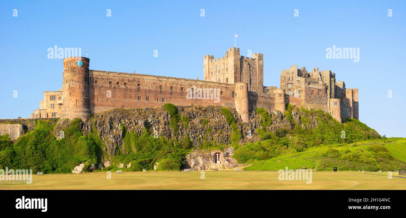 Château de Bamburgh Northumberland Bamburgh Angleterre regarder les murs du château de Bamburgh Village de Northumberland Angleterre GB Europe Banque D'Images