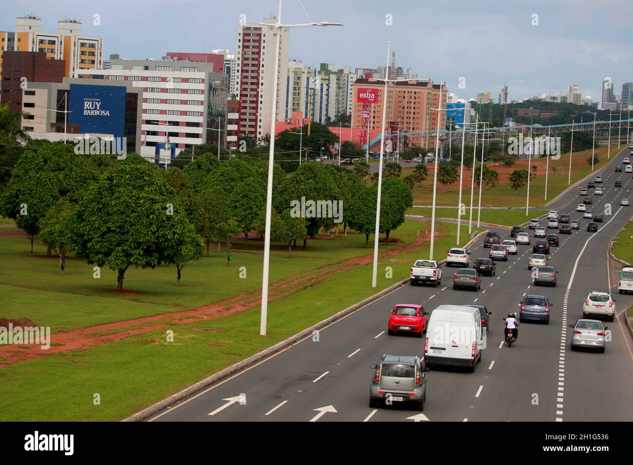 salvador, bahia / brésil - 27 mai 2015: Vue sur le parterre de fleurs de l'Avenida Luiz Viana - Paralela - avant la construction de la ligne 2 du métro en t Banque D'Images