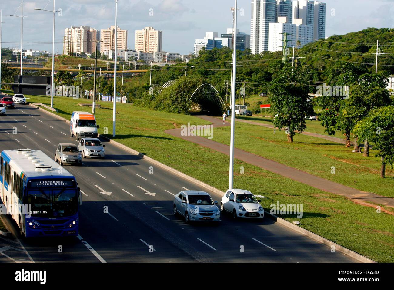 salvador, bahia / brésil - 27 mai 2015: Vue sur le parterre de fleurs de l'Avenida Luiz Viana - Paralela - avant la construction de la ligne 2 du métro en t Banque D'Images