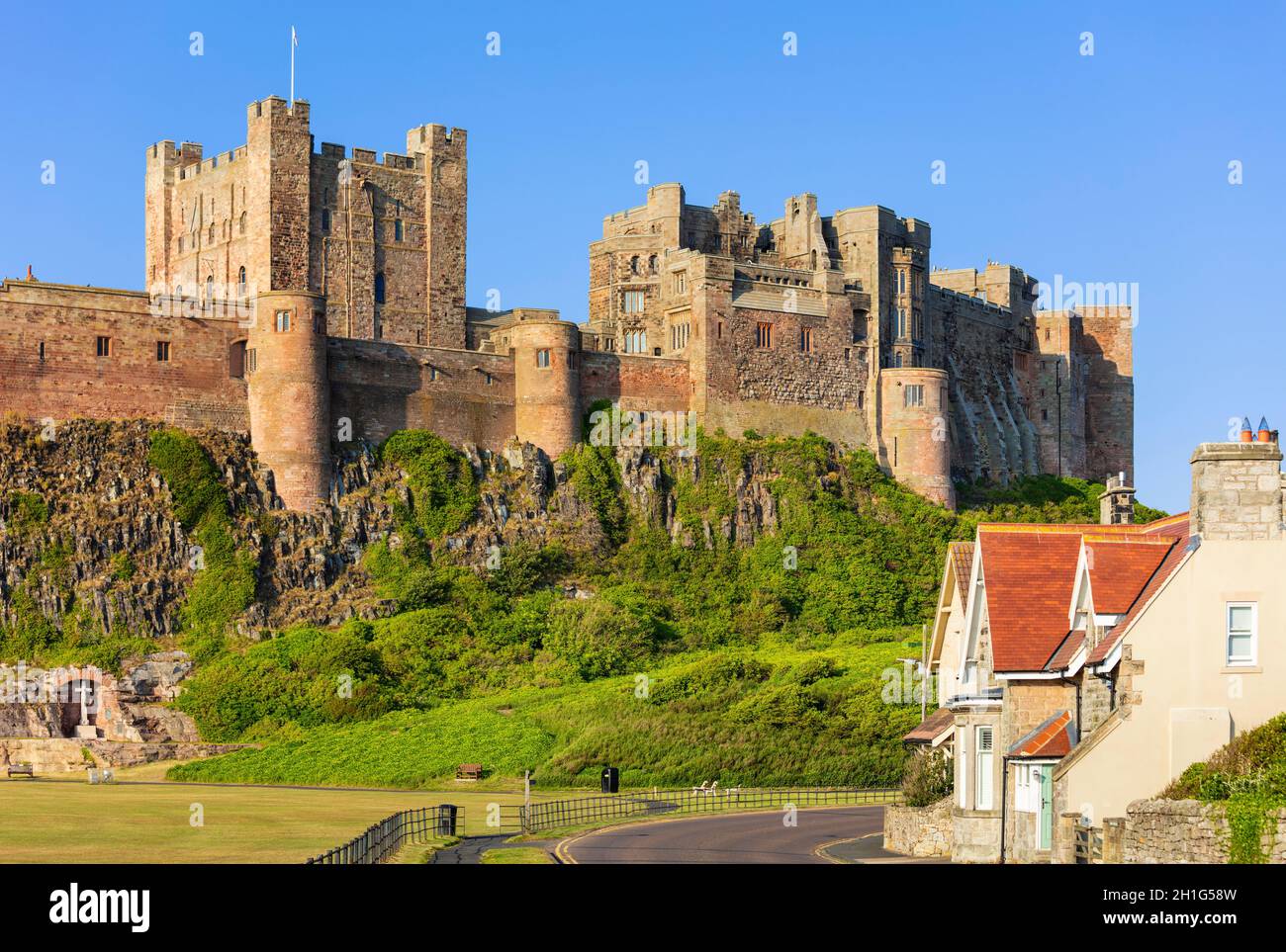 Château de Bamburgh Northumberland Bamburgh Angleterre en regardant les murs du château de Bamburgh et les maisons du village de Bamburgh Northumberland Angleterre GB Banque D'Images