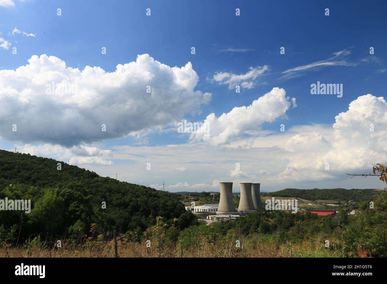 Larderello, Toscane, Italie.Vers septembre 2019.Centrale géothermique pour la production d'électricité.Tours de condensation en béton armé.Terre Banque D'Images