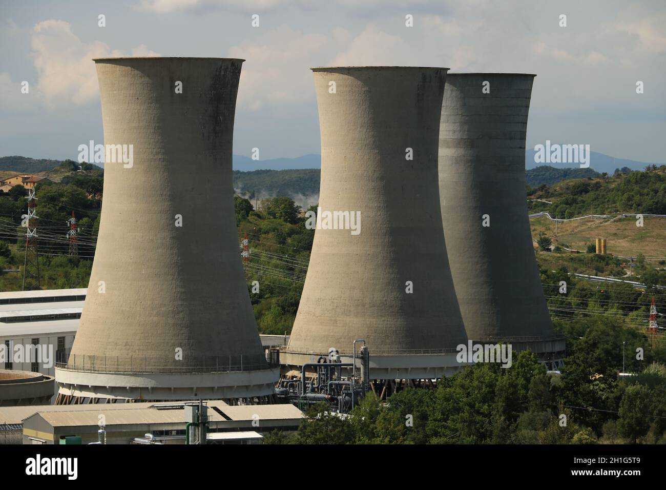 Larderello, Toscane, Italie.Vers septembre 2019.Centrale géothermique pour la production d'électricité.Tours de condensation en béton armé. Banque D'Images
