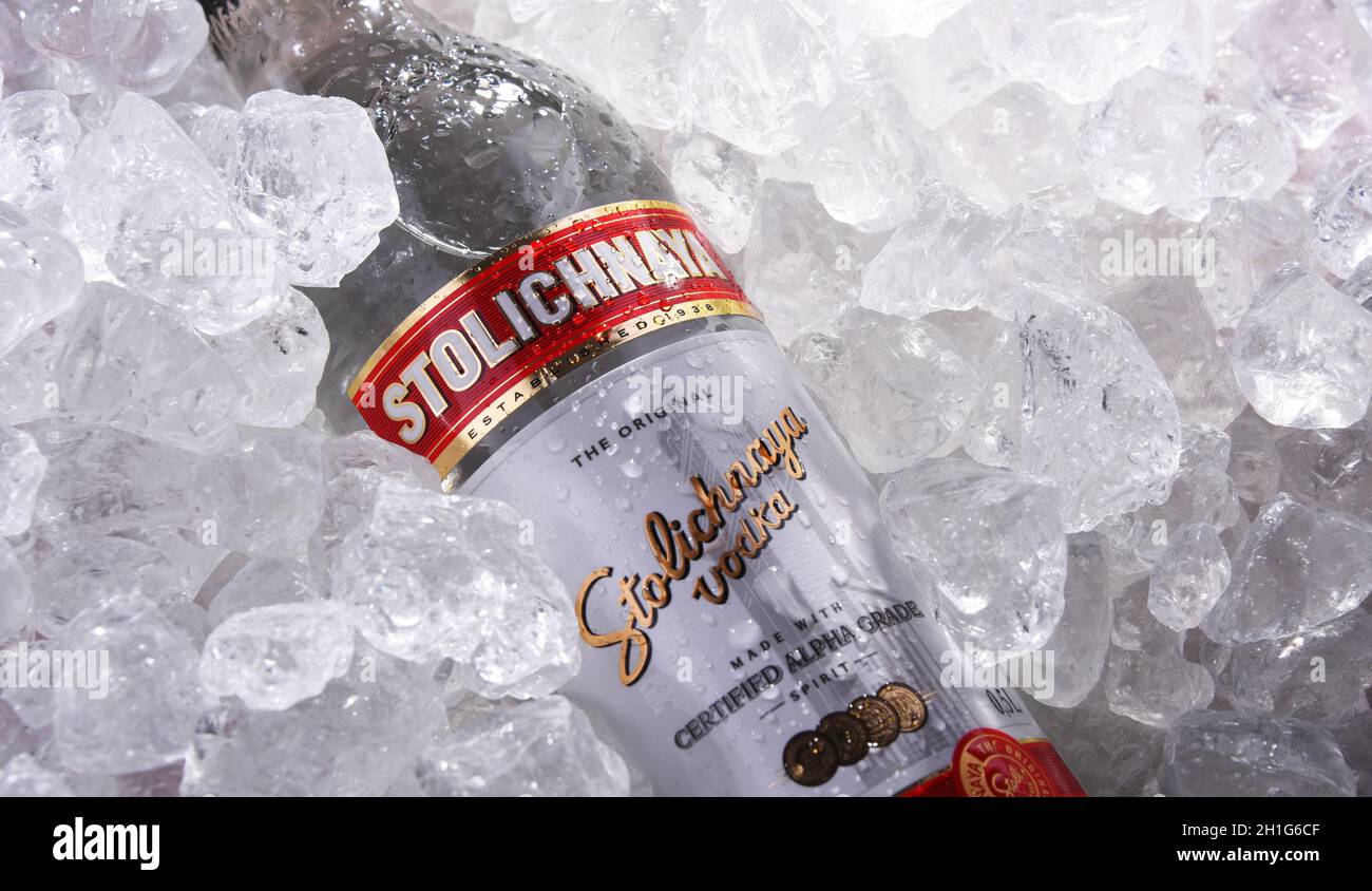 POZNAN, POL - 28 MAI 2020 : bouteille de Stolichnaya, marque populaire de vodka russe faite de blé et de grain de seigle Banque D'Images