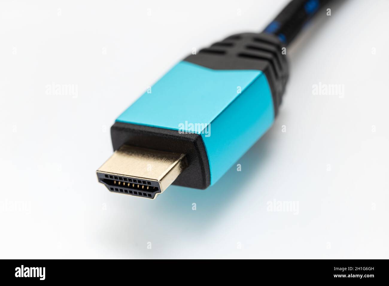 Gros plan d'une fiche HDMI professionnelle sur fond blanc Banque D'Images