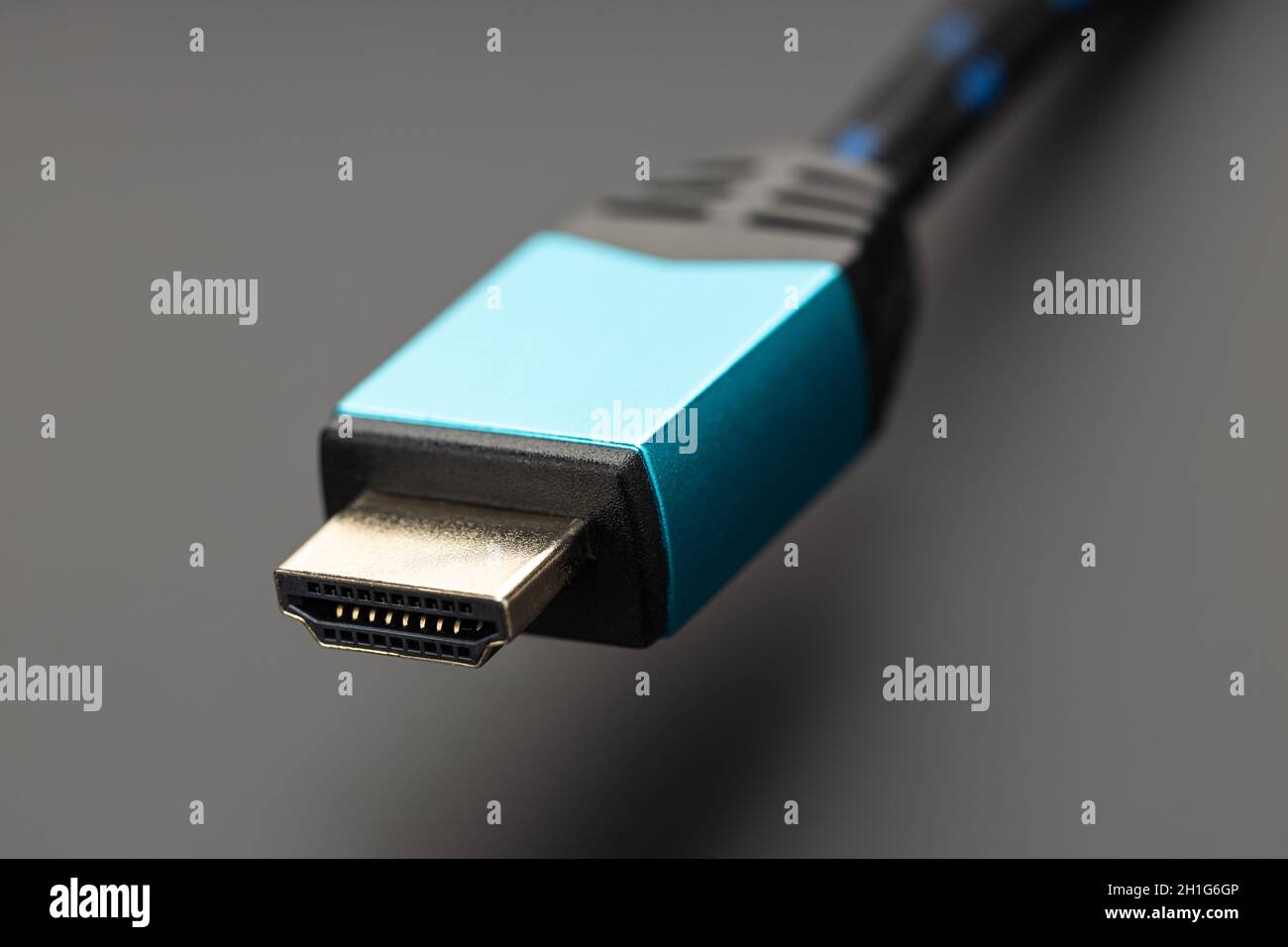 Gros plan d'une fiche HDMI professionnelle sur fond noir Banque D'Images