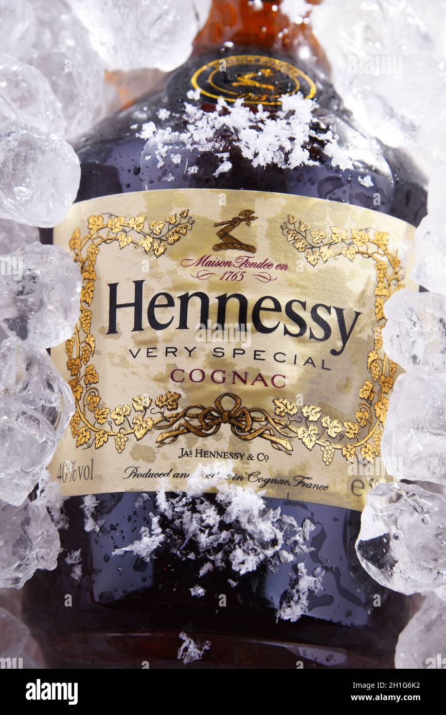 POZNAN, POL - 28 MAI 2020 : bouteille de Hennessy, une marque de célèbre cognac de Cognac, France Banque D'Images
