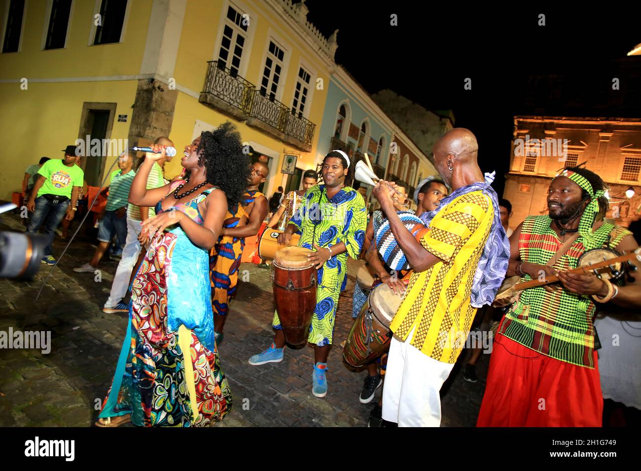 salvador, bahia / brésil - 4 février 2016: Membre du groupe culturel Arrastao Multicultural Guine Bisal sont vus lors d'une présentation au CIR Banque D'Images