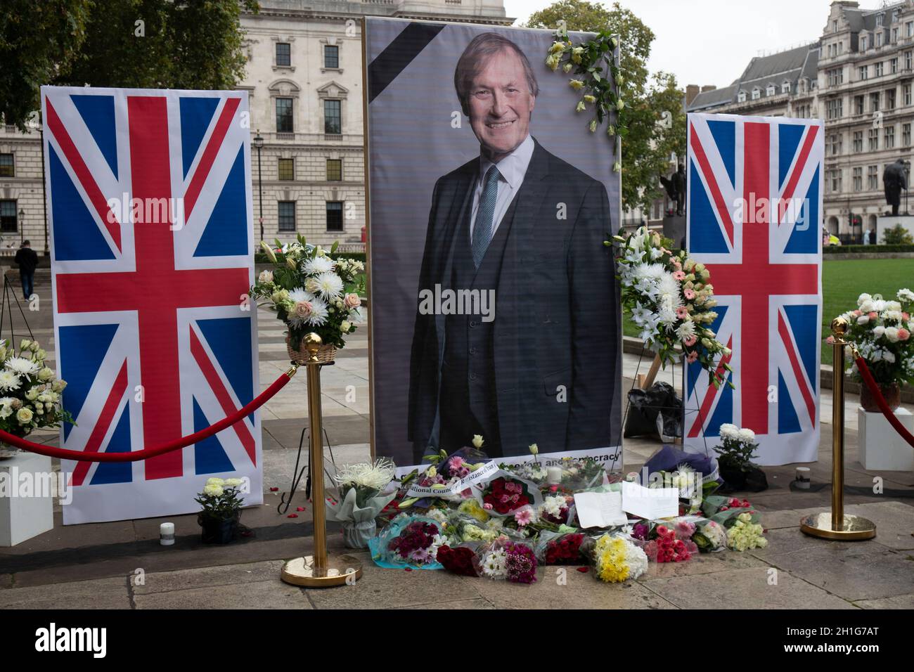 LONDRES, le 18 octobre 2021, Mémorial du député conservateur Sir David Amiss à propos du Parlement Sqaure, qui représentait Southend West dans l'Essex et qui a été poignardé à mort à l'église méthodiste Belfoires de Leigh-on-Sea Banque D'Images
