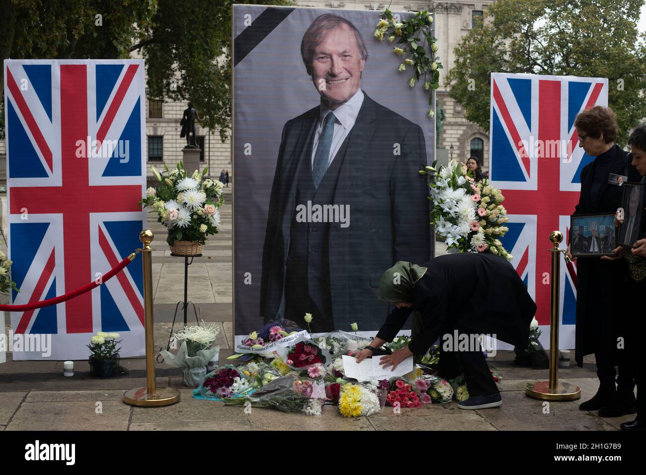 LONDRES, le 18 octobre 2021, Mémorial du député conservateur Sir David Amiss à propos du Parlement Sqaure, qui représentait Southend West dans l'Essex et qui a été poignardé à mort à l'église méthodiste Belfoires de Leigh-on-Sea Banque D'Images